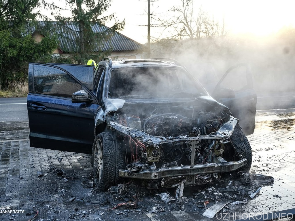 В Ужгороді під час руху загорівся Mercedes фото