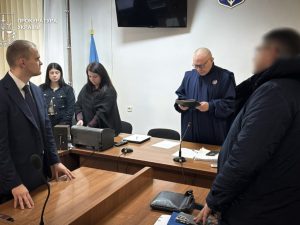 В Ужгороді рецидивіста засудили до 9,5 років ув’язнення за грабіж і онлайн-шахрайство