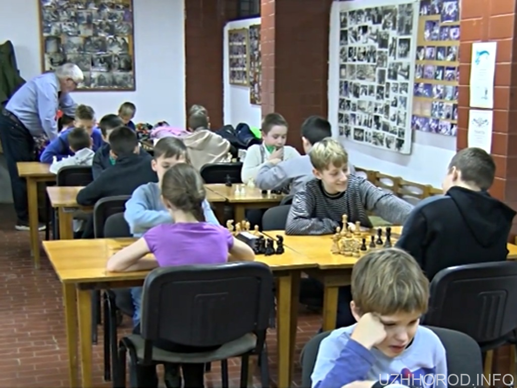 В Ужгороді змагаються на шаховому турнірі до Дня Миколая