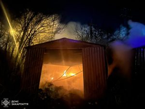 Вогнеборці Ужгорода ліквідували пожежу у двох гаражах (ФОТО)