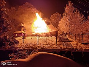 Понад дві години гасили пожежу у деревʼяній церкві на Іршавщині