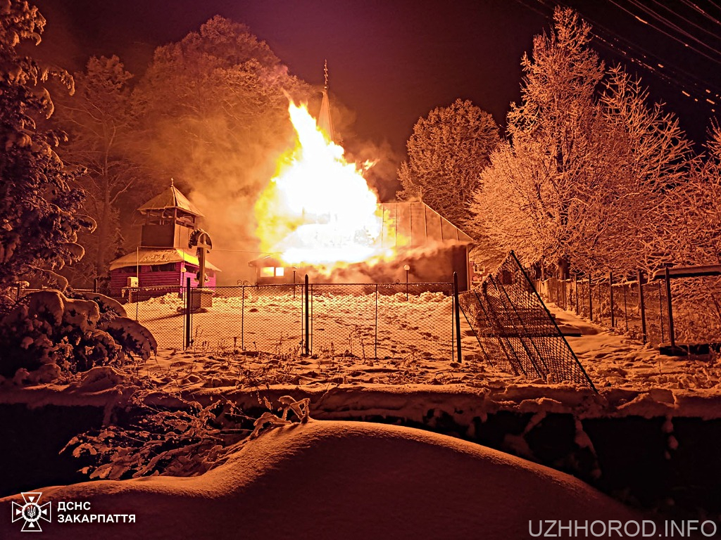 Понад дві години гасили пожежу у деревʼяній церкві на Іршавщині
