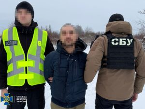 У Берегові затримали продавця зброї, яку він таємно зберігав біля автовокзалу