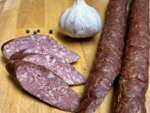 В Ужгороді відроджують виробництво ялівцевої ковбаси