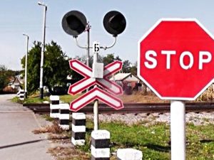 Закарпатським водіям нагадують про зупинку перед залізничним переїздом
