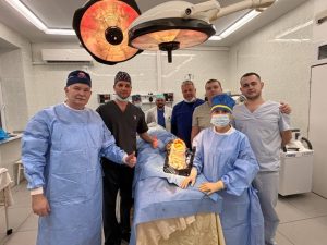 Закарпатська обласна лікарня: американські хірурги врятували кінцівки українським бійцям