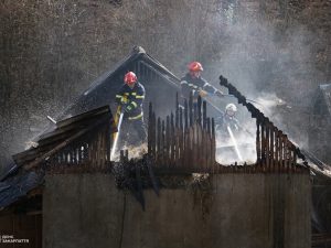 Полум’я на власному подвір’ї: на Ужгородщині спалювання сміття ледь не спопелило господарську будівлю