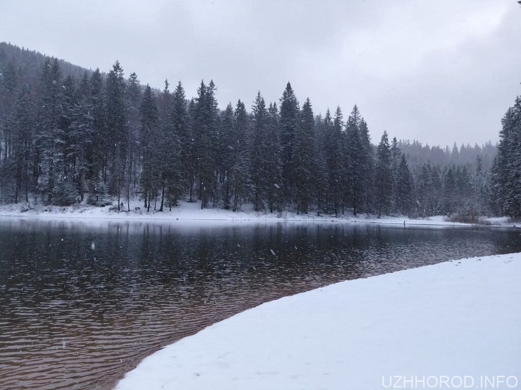 Озеро Синевир засипало снігом посеред квітня фото