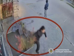 Поліція встановила порушника, який пошкодив фасад фітнес-клубу в Ужгороді