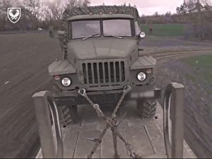 Як евакуюють та ремонтують пошкоджені машини з поля бою (ВІДЕО)