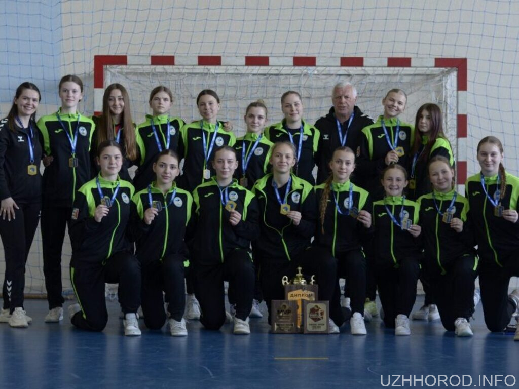 Юні закарпатські гандболістки стали чемпіонками України фото