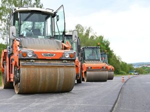 На обʼїзній Ужгорода триває ремонт дорожнього покриття